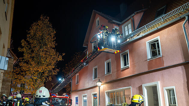 Tödliches Feuer in Hersbruck – Einsatzkräfte retten Bewohner vor den Flammen