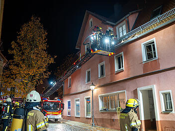 Tödliches Feuer in Hersbruck – Einsatzkräfte retten Bewohner vor den Flammen