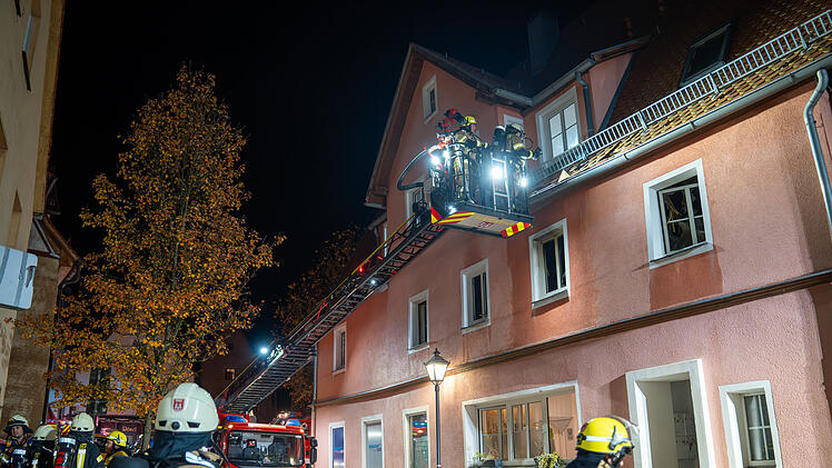 Tödliches Feuer in Hersbruck – Einsatzkräfte retten Bewohner vor den Flammen