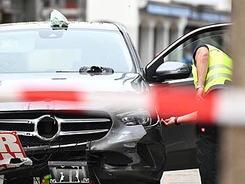 Auto rast durch Fu&szlig;g&auml;ngerzone