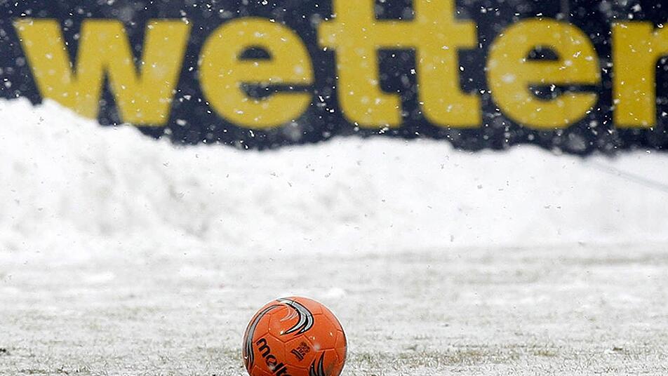 Dem europäischen Fußball droht der größte Wettskandal in seiner Geschichte. Die europäische Polizeibehörde Europol hat nach eigenen Angaben mehr als 380 verdächtige Spiele zwischen 2008 und 2011 ermittelt, darunter Partien der WM- und der EM-Qualifikation sowie zwei Champions-League-Begegnungen. Foto: Thomas Eisenhuth/dpa