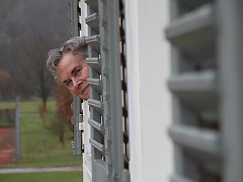 Elisabeth Alferink lauscht dem Klang der Glocke der Marienkirche im Staatsbad. Am Ostern sollen dort wieder Gottesdienste stattfinden. Eigentlich...