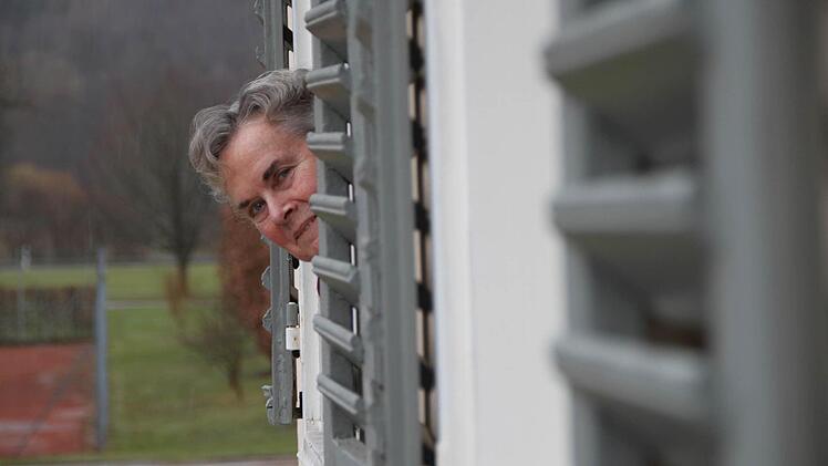 Elisabeth Alferink lauscht dem Klang der Glocke der Marienkirche im Staatsbad. Am Ostern sollen dort wieder Gottesdienste stattfinden. Eigentlich...