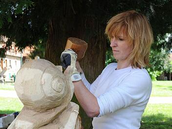 Veronika Kaiser arbeitet eine Weinbergschnecke aus dem Holz heraus.  Fotos: Christian Dijkstal