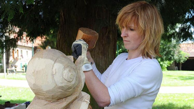 Veronika Kaiser arbeitet eine Weinbergschnecke aus dem Holz heraus.  Fotos: Christian Dijkstal