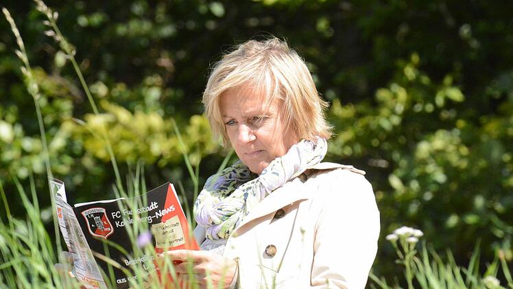 Lesen bildet: Sagt sich dieser Fan beim Schmökern der Stadionzeitschrift des FC Fuchsstadt. Foto: ssp