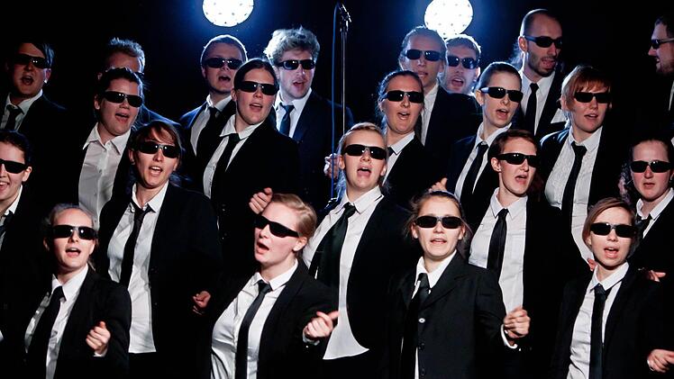 Tolle Choreografie: "Men in Black" bildete den AuftaktFoto: Jochen Berger