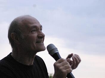 Peter Hub von der Theatergruppe der Disharmonie tritt an die Stelle von Rudolf Herget. Foto: Winfried Ehling
