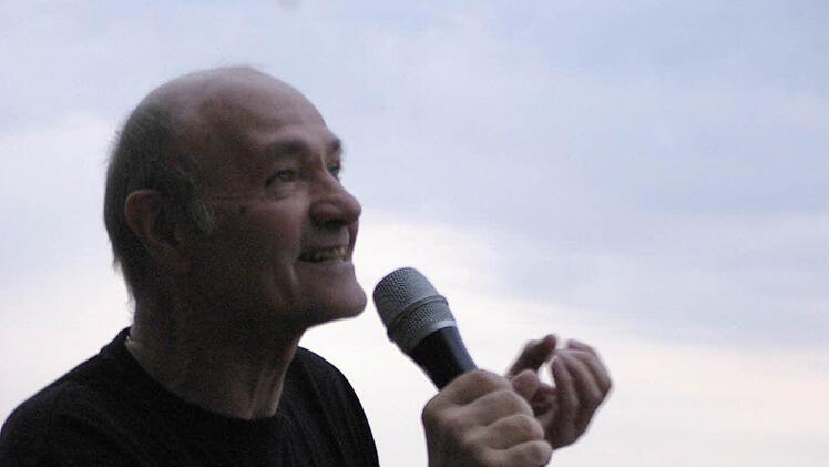 Peter Hub von der Theatergruppe der Disharmonie tritt an die Stelle von Rudolf Herget. Foto: Winfried Ehling