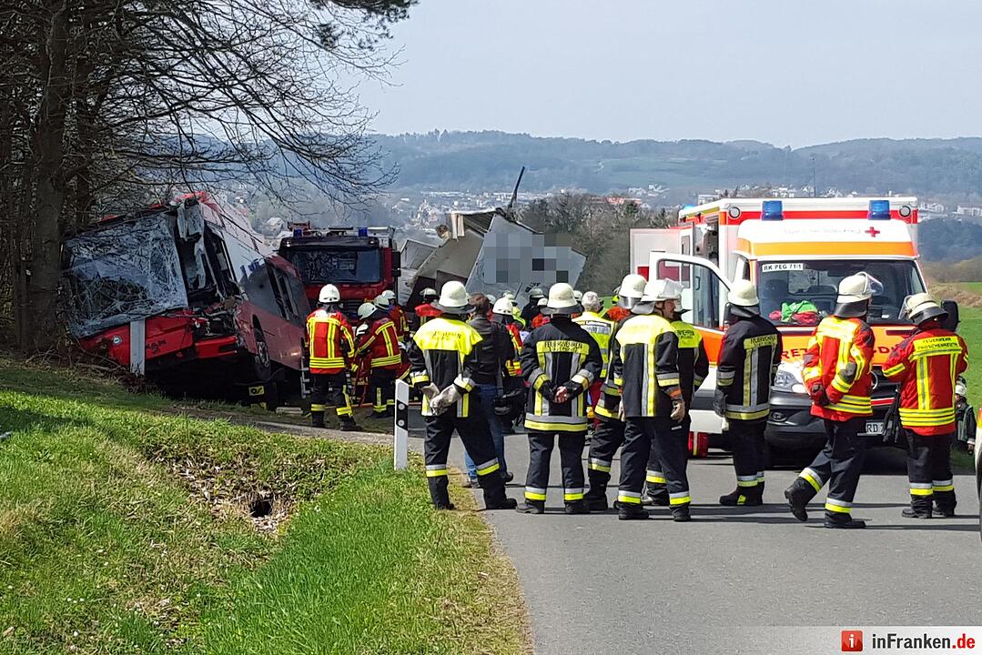 Schulbus und Lkw kollidieren frontal - Mehrere Verletzte