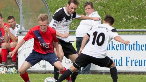Im Nachbarduell in Neukenroth hat der FC Wacker Haig (weiße Trikots) ein 1:1 ertrotzt. Morgen ist der Spitzenreiter ASV Kleintettau II zu Gast. Foto: Heinrich Weiß