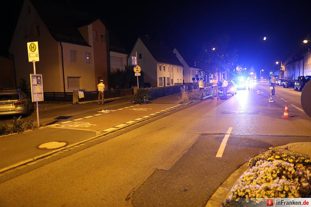 Radfahrer bei Kollision mit Streifenwagen schwer verletzt