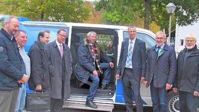 Bei der Einweihung des neuen Fahrzeugs  Foto: Petra Schick