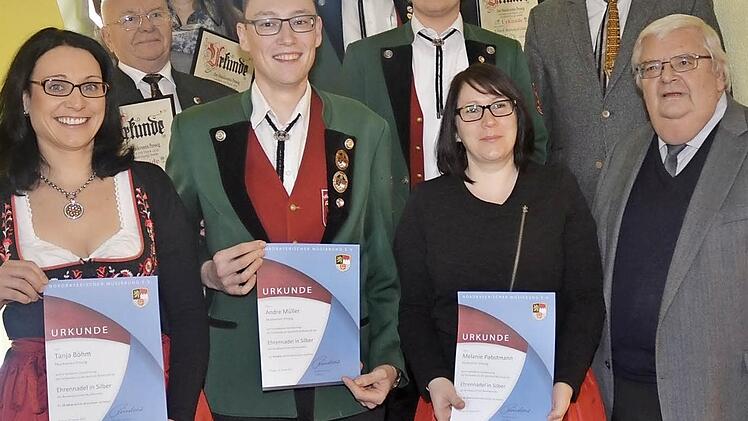 Ehrungen beim Musikverein Pressig, mit dabei waren u. a. Werner Pörner (vorne rechts, Vorsitzender NBMB) und Bürgermeister Hans Pietz (zweite Reihe rechts). Foto: K.- H. Hofmann