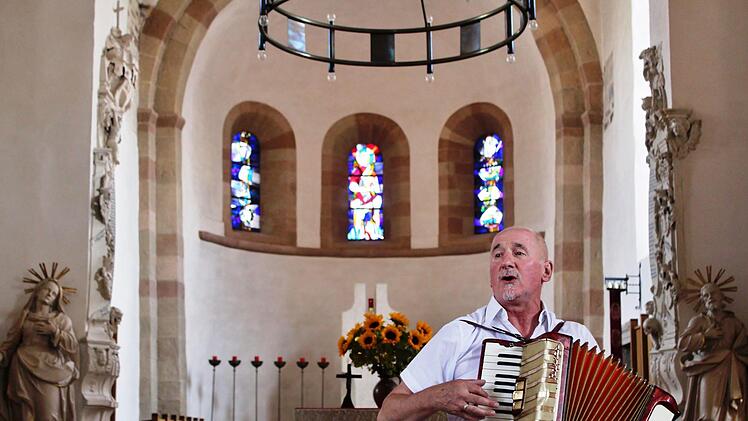 Konni Albert singt "Heimat".  Foto: Werner Vogel