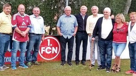 Von links: Reiner Vießmann, Jens Hager, Thomas Sesselmann, Dieter Nüssing (FCN), Manfred Rüsing (FCN), Jörg Dittwar (FCN), Lorenz Mayer, Carola Friedrich und Stefan Reisch (1.FCN).