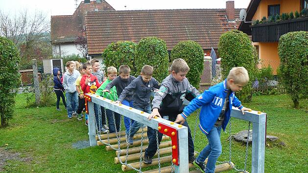 Stadtsteinach hat jetzt eine Sport-Grundschule. Kultusminister Bernd Sibbler hat den Titel am Donnerstag in M&uuml;nchen offiziell verliehen.Archiv/Klaus-Peter Wulf