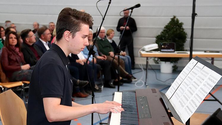 Der junge Pianist Thomas Kessler beeindruckte durch sein gutes Klavierspiel.    Foto: Johanna Blum
