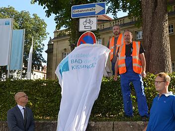 Oberbürgermeister Dirk Vogel und Ordnungsamtsleiter Rainer Warzecha enthüllten eines der Schilder in der Frühlingsstraße.  Fotos: Peter Rauch