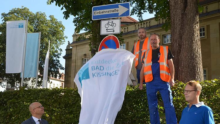 Oberbürgermeister Dirk Vogel und Ordnungsamtsleiter Rainer Warzecha enthüllten eines der Schilder in der Frühlingsstraße.  Fotos: Peter Rauch