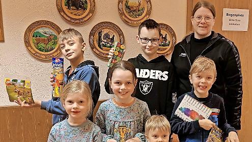 1. Jugendleiterin Heike Kohlhepp mit den teilnehmenden Jugendschützen.