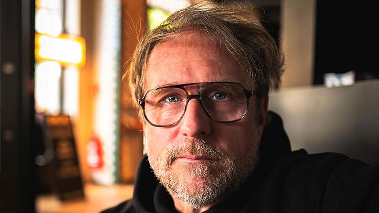 Im ARD-Film "Prange - Man ist ja Nachbar" spielt Bjarne Mädel den Titelhelden in einem Weihnachtsfilm der besonderen Art. Die Menschen in dieser Hamburger Mietshaus-Tragikomödie sind Singles oder Suchende.