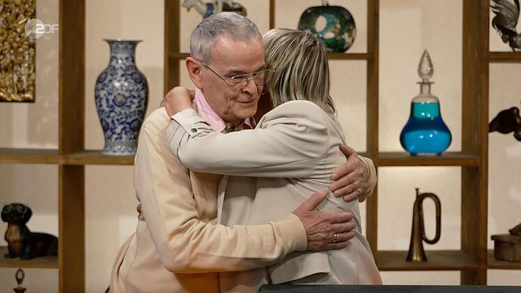 In der Mittwochsausgabe der ZDF-Tr&ouml;delshow "Bares f&uuml;r Rares" zeigte sich Horst Lichter ganz angetan von einem "tollen Paar". Die Expertise r&uuml;hrte den Verk&auml;ufer so sehr, dass ihm am Ende sogar Freudentr&auml;nen kamen - mit so viel Anerkennung h&auml;tten sie "nie gerechnet".