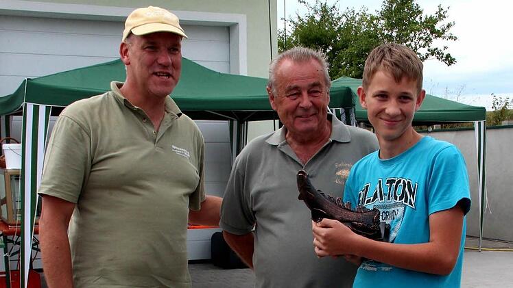 Jungfischer Christopher freut sich über seine Trophäe.