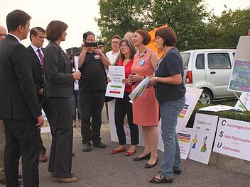 Mitglieder von Bürgerinitiativen nutzten in Haßfurt die Gelegenheit, Ministerin Ilse Aigner (Vierte von links) auf Probleme in der Energiepolitik und Abstandsregelung von Windrädern aufmerksam zu machen; von links Haßberge-Landrat Wilhelm Schneider und die Landtagsabgeordneten Sandor Kirchner sowie Steffen Vogel.