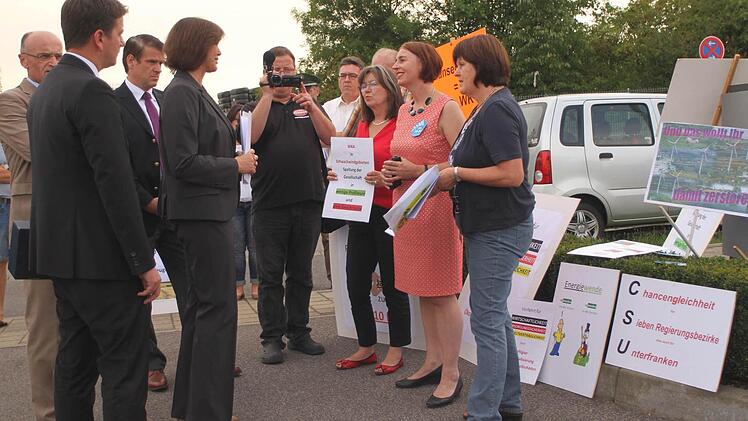 Mitglieder von Bürgerinitiativen nutzten in Haßfurt die Gelegenheit, Ministerin Ilse Aigner (Vierte von links) auf Probleme in der Energiepolitik und Abstandsregelung von Windrädern aufmerksam zu machen; von links Haßberge-Landrat Wilhelm Schneider und die Landtagsabgeordneten Sandor Kirchner sowie Steffen Vogel.