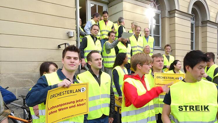 Coburger Künstler protestieren gegen die Tarifpolitik des Deutschen Bühnenvereins.Foto: Jochen Berger