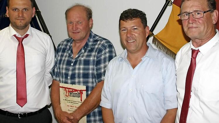 Werner Schug (Zweiter von links) wurde zum Ehrenmitglied ernannt, hier mit 1. Vorstand Matthias Karger (links), 1. Bürgermeister und Schirmherr Carsten Joneitis und 2. Vorstand Georg Ernst Fotos: privat