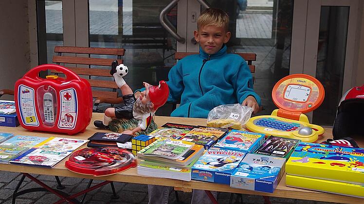 Benedikt bietet seine Schätze an. Foto: Heike Schülein