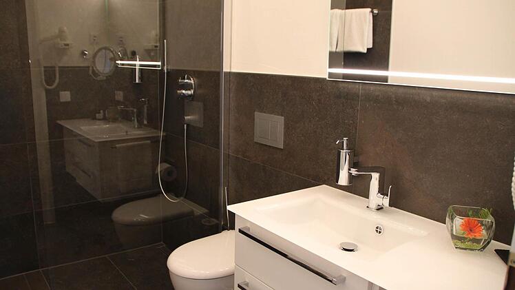 Der Platz wird für die neuen Badezimmer - hier ein Blick ins Musterbad - benötigt. Foto: Ulrike Müller