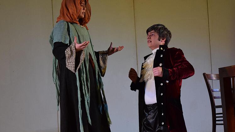Der Erdgeist will Faust nicht helfen - oder wie die Schüler sagen würden: "Der lässt Faust ganz schön abblitzen!" Foto: Daniela Pondelicek