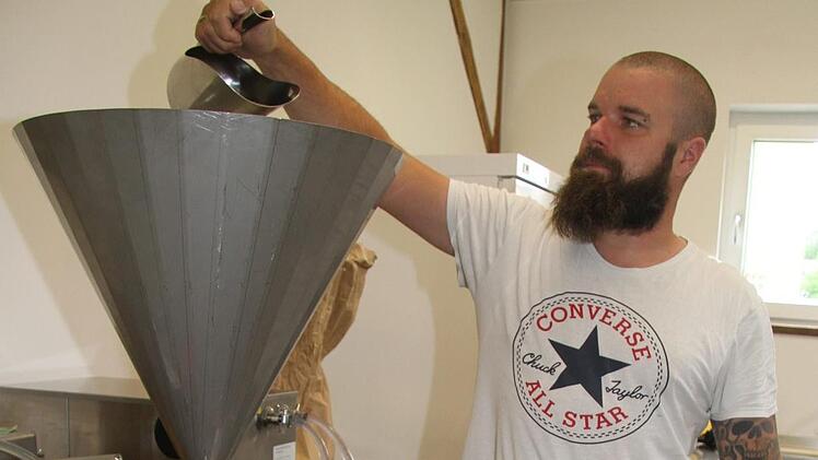 Leinöl aus der Marienmühle in Marienweiher: Christian Thurn betreibt die Mühle gemeinsam mit seiner Mutter. Fast täglich produziert er Leinöl. Fotos: Sonny Adam