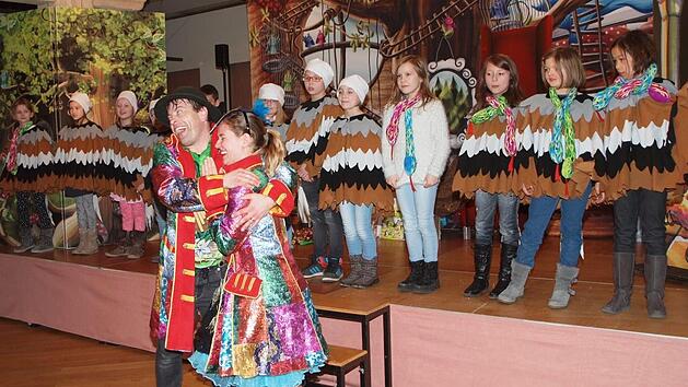 Die beiden Darsteller der Kinderoper mit den beteiligten Sch&uuml;lern im Festsaal des Stadtschlosses Alfred Thieret