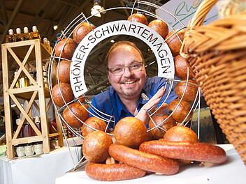Ein besonderer Hingucker für die Messebesucher: Rhöner Schwartenmagen im Ring, präsentiert von Metzgermeister Maik Birkenbach.   Jörg Sänger