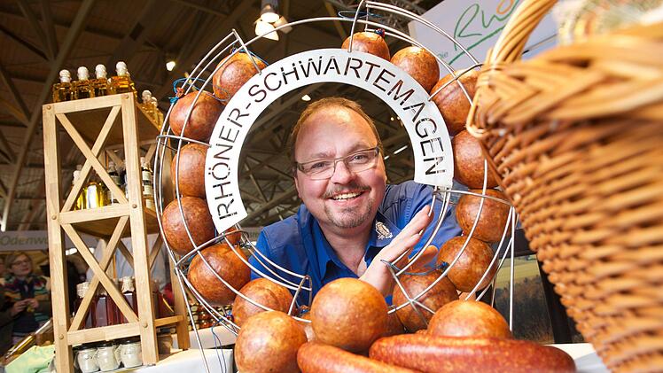 Ein besonderer Hingucker für die Messebesucher: Rhöner Schwartenmagen im Ring, präsentiert von Metzgermeister Maik Birkenbach.   Jörg Sänger