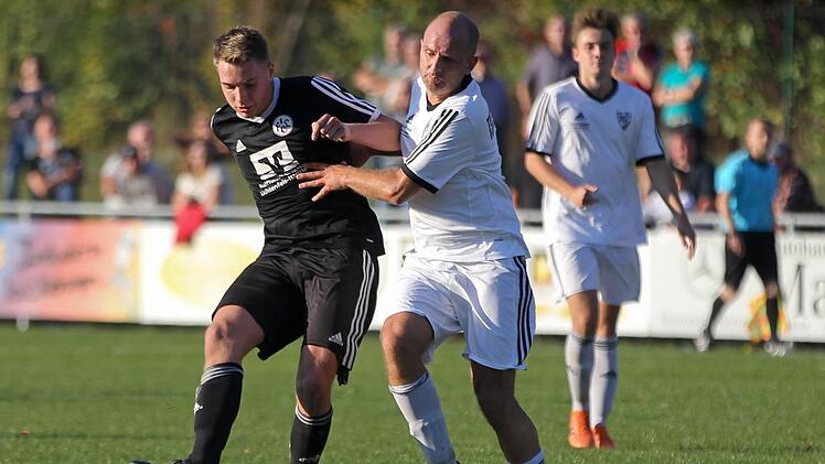 Der TSV Sonnefeld um Benjamin Demel (weißes Trikot) wird am Sonntag versuchen, an die Leistung des vergangenen Heimspiels gegen den FC Lichtenfels anzuknüpfen.  Foto: Lisa Hümmer