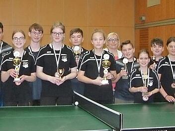 Vereinsmeister im Tischtennis beim TSV Steinberg wurde bei den Jungen Jacob Geiger (links) und bei den Mädchen Gina Wagner (Dritte von links). Mit im Bild die Bestplatzierten im Einzel, Doppel und Mixed sowie die TSV-Jugendbetreuer und Abteilungsleiterin Caroline Rehm (Vierte von rechts).  Foto: Hans Franz