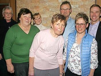 Ernennung von Ehrenmitgliedern (von links): Leopold Schindler, Hannelore Scheler, Gabriele Schäffner-Krumm, Gudrun Posekardt, Manfred Hofmann, Antje Hanft, Bürgermeister Bernd Höfer  Foto: Martin Rebhan