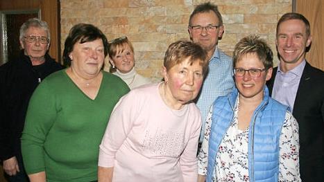 Ernennung von Ehrenmitgliedern (von links): Leopold Schindler, Hannelore Scheler, Gabriele Schäffner-Krumm, Gudrun Posekardt, Manfred Hofmann, Antje Hanft, Bürgermeister Bernd Höfer  Foto: Martin Rebhan