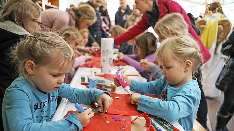 Hochbetrieb im Modehaus Schick. Schon nach der Hälfte der Zeit waren mehr als zwei Drittel der Stofftaschen vergriffen und fantasievoll verziert. Fotos: Barbara Herbst