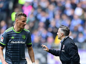Der Trainer des FC Ingolstadt Tomas Oral im Gespräch mit Ex-Club-Stürmer Stefan Kutschke. Witters
