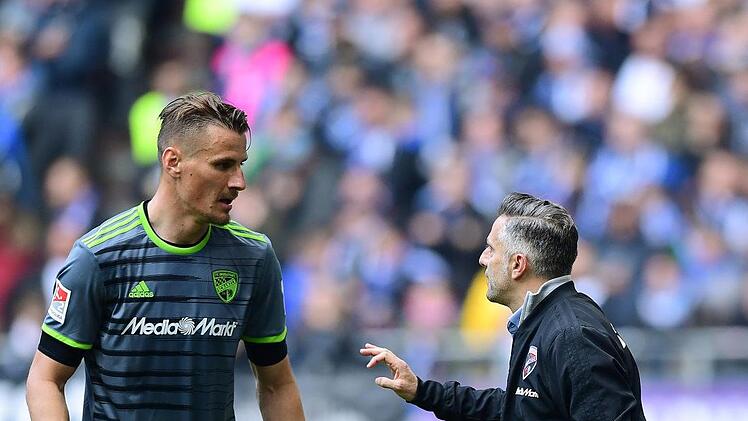 Der Trainer des FC Ingolstadt Tomas Oral im Gespräch mit Ex-Club-Stürmer Stefan Kutschke. Witters