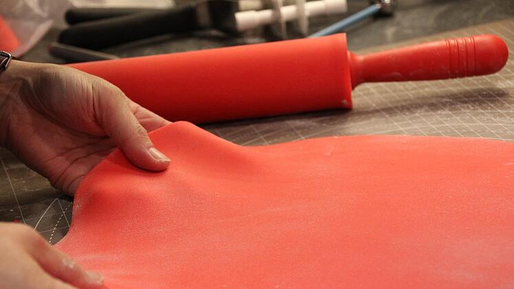 Eingefärbtes Fondant bildet die Schleppe des Kleides. Foto: Ulrike Müller