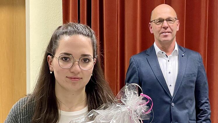Makaria Lieb wurde im Marktgemeinderat Wildflecken für ihre besonderen Leistungen in der Berufsausbildung geehrt. Es gratulierte Bürgermeister Gerd Kleinhenz.Foto Sebastian Schmitt