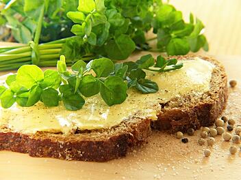 Brunnenkresse schmeckt auch toll auf frischem Brot!