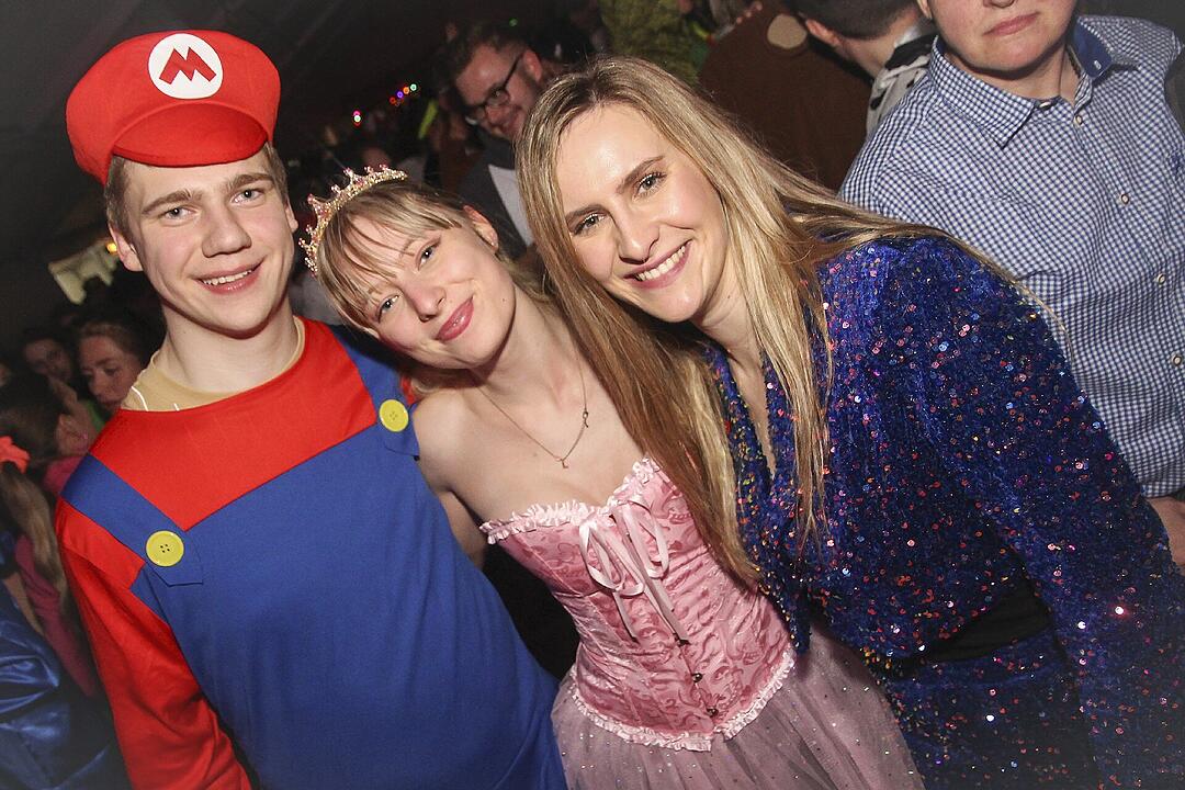 Super Stimmung beim Meeder Zeltfasching 2025!